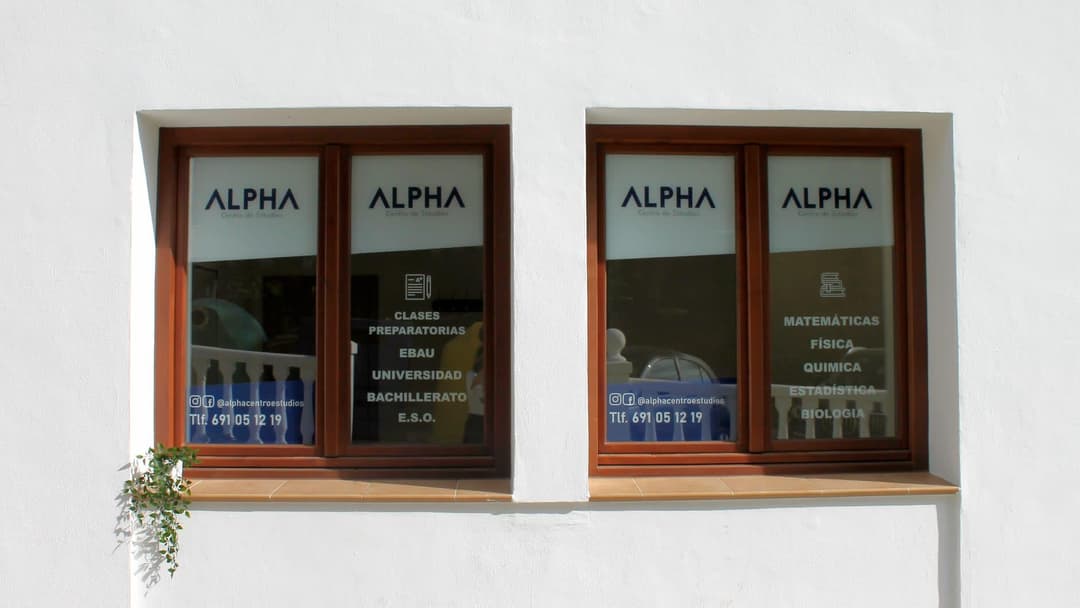 Fachada de Alpha Centro de Estudios en Cerrado de Calderón, Málaga